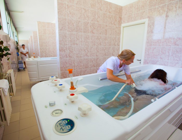 Разнообразные ванны и души - «АкваЛоо» клинический санаторно-курортный комплекс (КСКК)